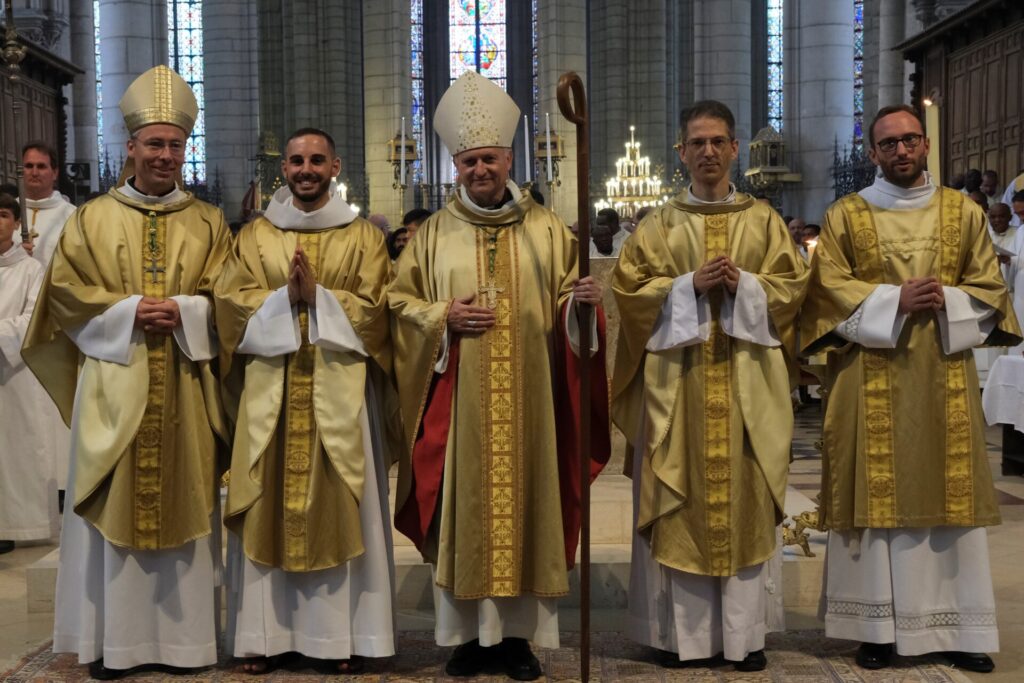 nouveaux ordonnés entourant l'évêque