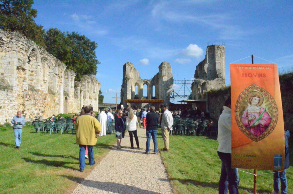 Installation de la célébration du pèlerinage de l'abbaye Notre-Dame de Preuilly en septembre 