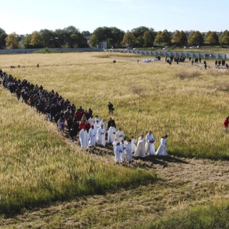 Bénédiction du terrain de la future église et de l’établissement scolaire St Colomban dans le Pôle Missionnaire du Val d’Europe le 9 octobre 2022