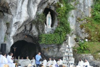 Pèlerinage à Lourdes – La messe à la grotte en direct sur KTO