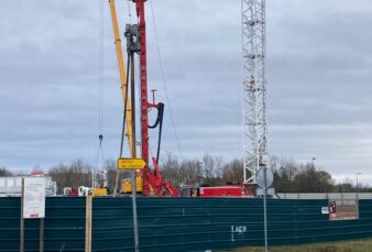 La grue du chantier de Saint Colomban s’installe