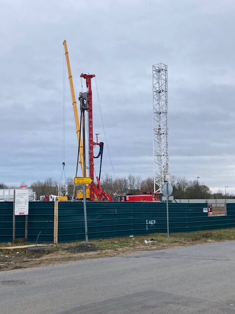 La grue du chantier de Saint Colomban s’installe