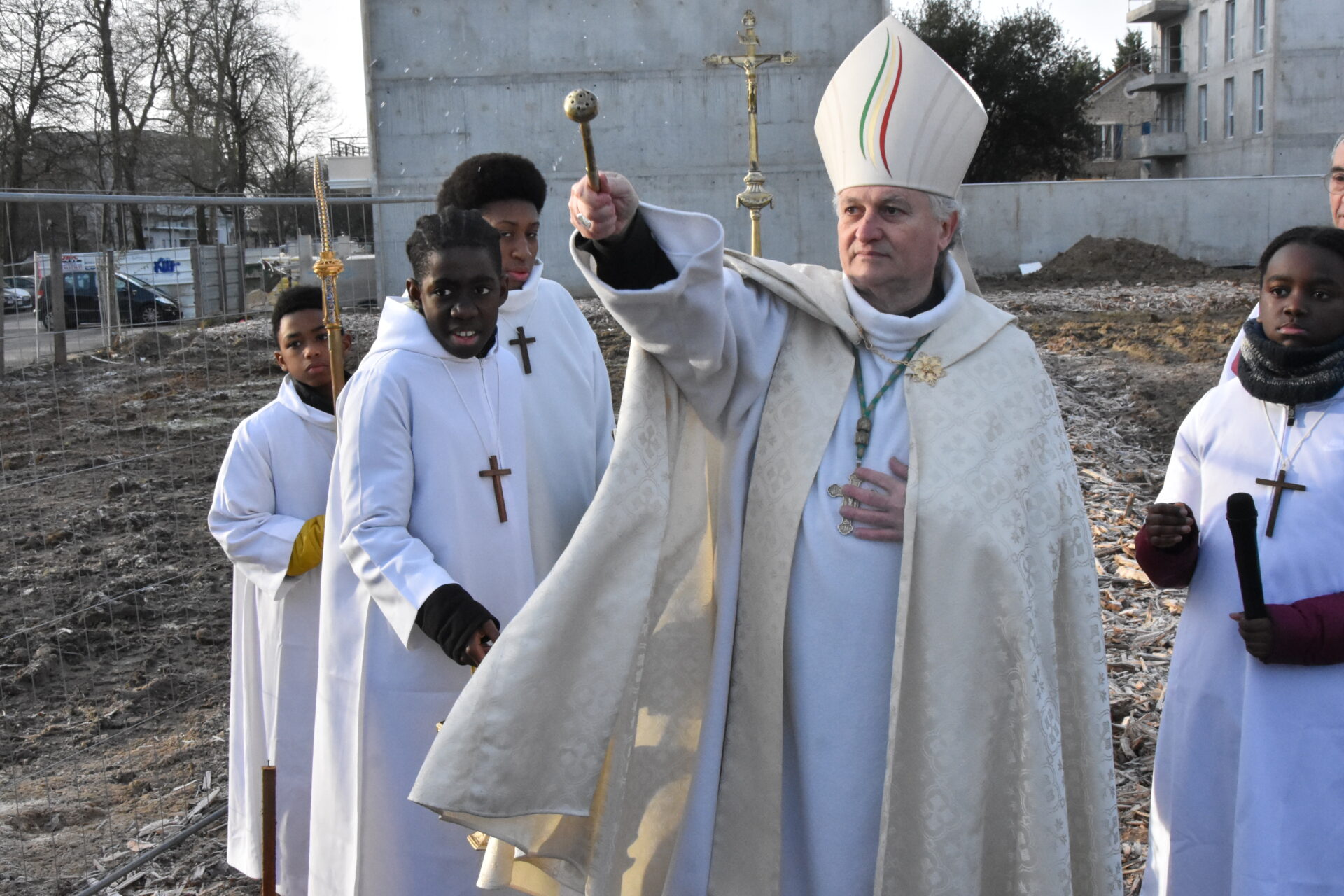 Bénédiction du tarrain de l'église Sainte Bathilde à Chelles - photo JP Mayele pour diocèse de Meaux