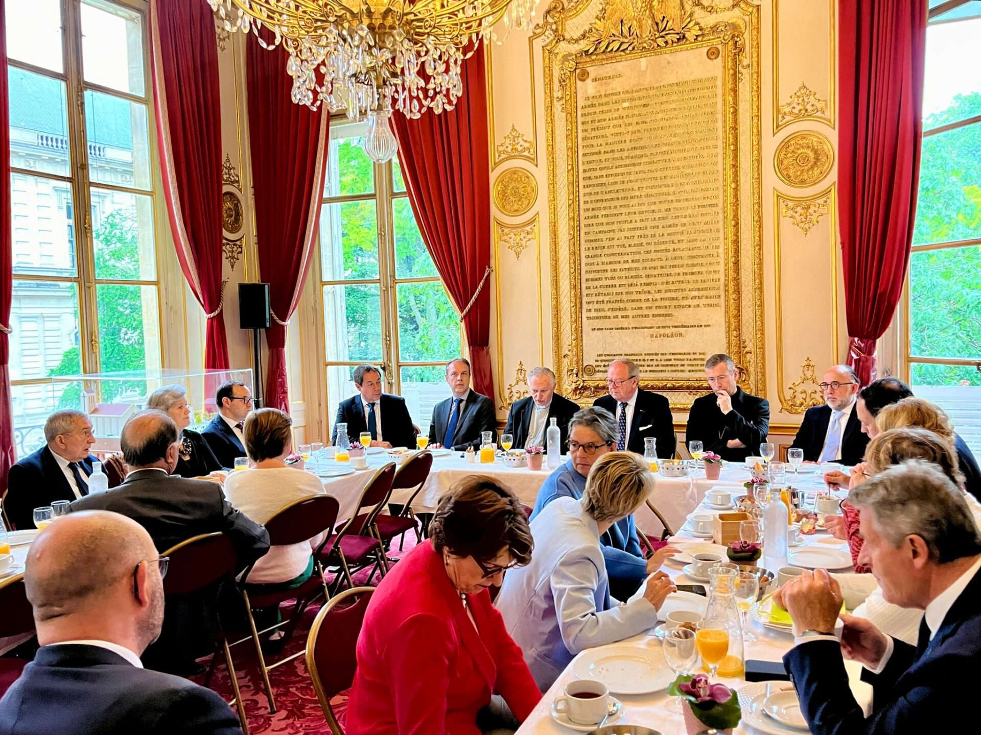 Mgr Nahmias évêque de Meaux et Mgr de Lisle évêque auxiliaire de Meaux au Sénat le 29 mai 2024