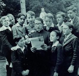 Père Maurice Rondeau avec les collégiens dans le parc de Sainte Marie. crédit diocèse de Meaux