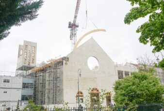 À Chelles, la charpente de la future église-sanctuaire Sainte-Bathilde s’élève.