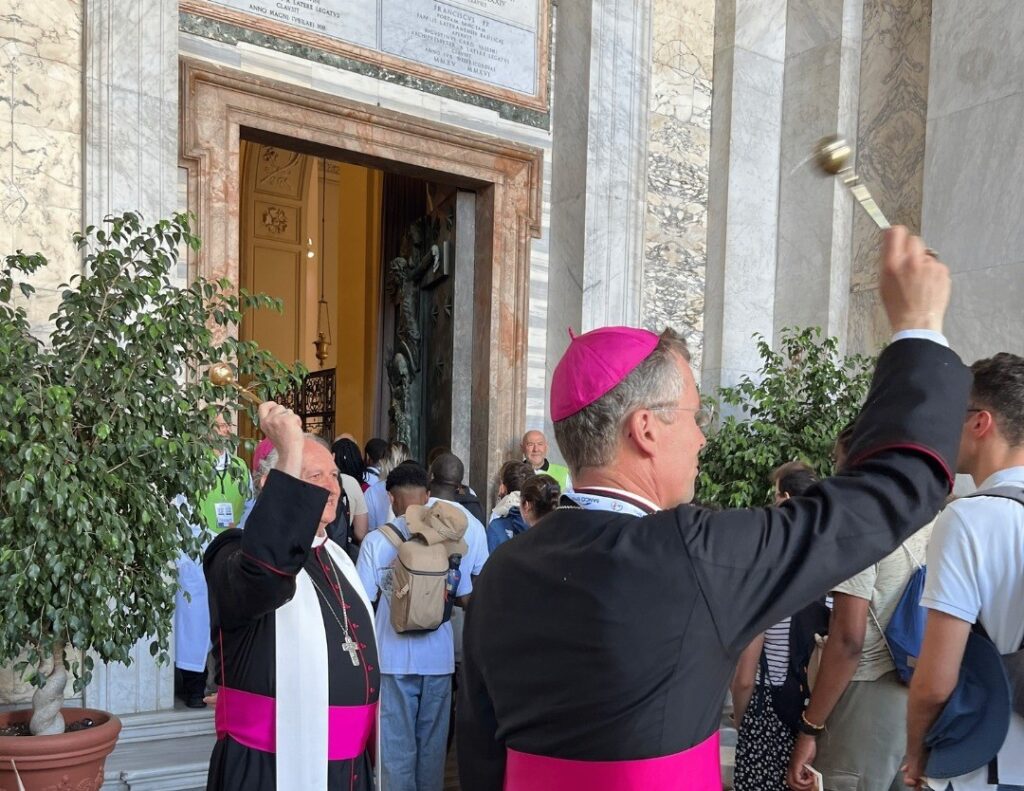 Mercredi 30 juillet, 21 000 français ont passé la Porte Sainte de la basilique Saint-Jean-de-Latran.   ©CEF