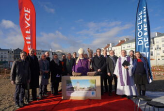 Pose des premières pierres de l’église Saint-Colomban à Serris