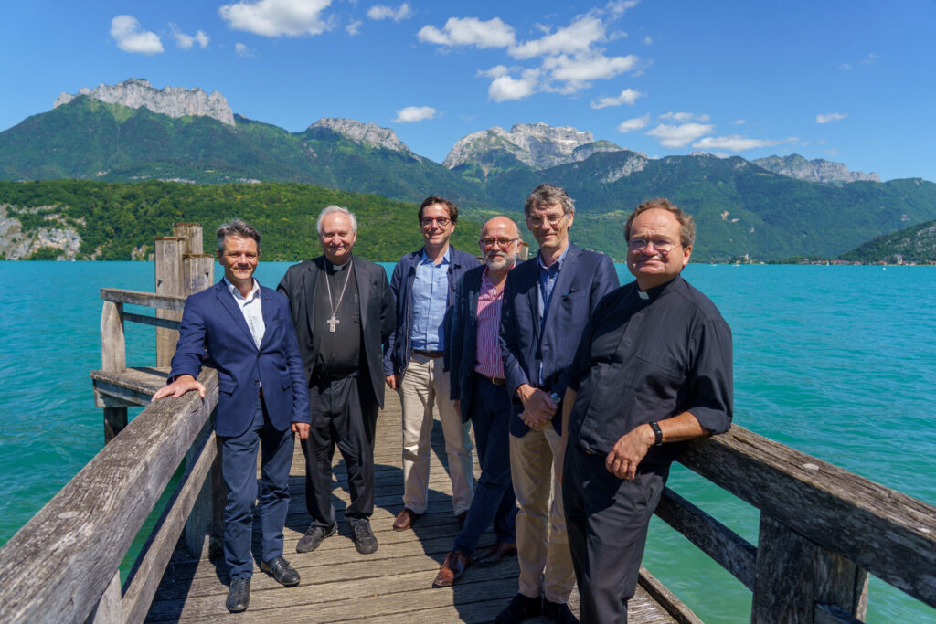 Coulée de la cloche Esperance pour l'église Saint Colomban, Serris, avec Mgr Jean-Yves Nahmias et le père Gérard Pelletier